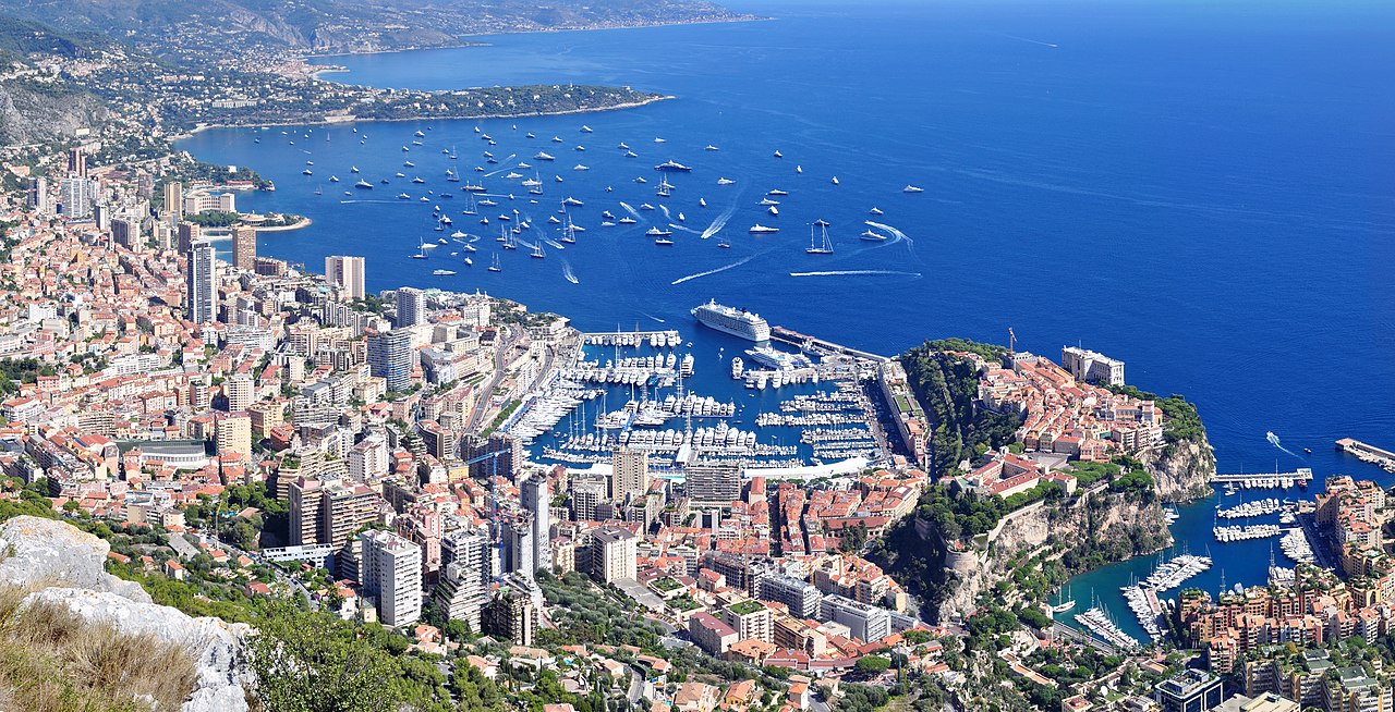 1280px-Panorama_von_Monaco-La_Turbie